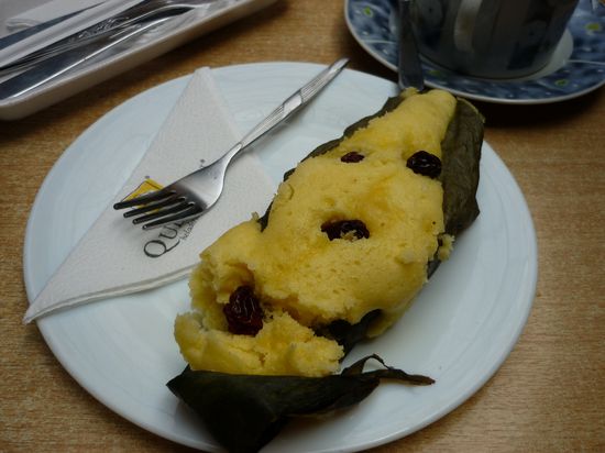 lecker Kuchen in ein Bananenblatt gewickelt