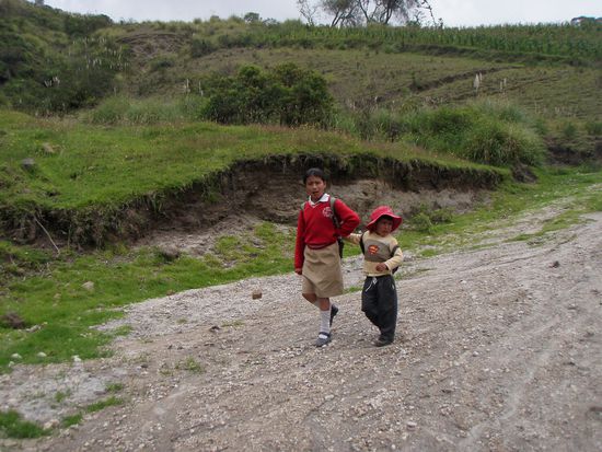 Kinder auf dem Schulweg