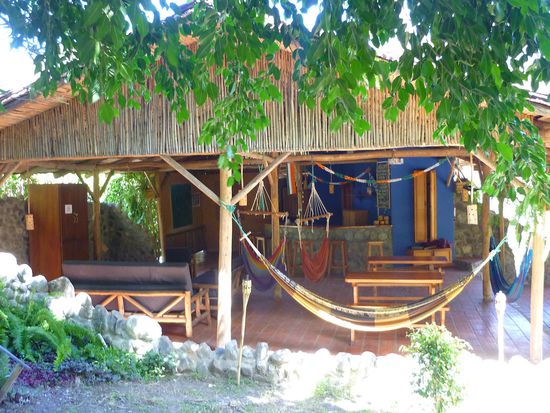 links eine Fersehecke und hinten die Bar