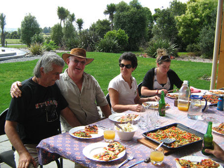 Vainateya, John, Judy und Angelika