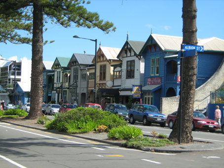 schöne Holzhäuser an der Marine Parade