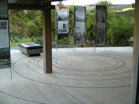 Kauaeranga Valley Info-Zentrum (die Ringe auf dem Boden veranschaulichen die Dicke der größten Kauri-Bäume!)