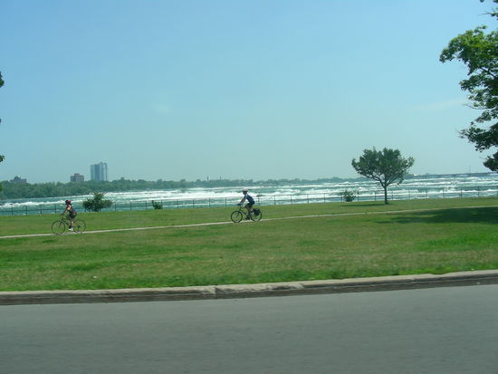 Der Niagara River.... waaaah! Wir sind schon ganz aufgeregt!