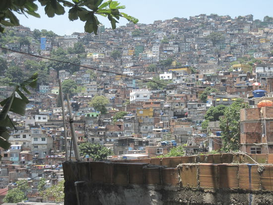 Rocinha, das groesste Favela von ganz Brasilien. Es zaehlt etwas 56 Millionen Einwohner. Es ist eines der groessten Armenviertel weltweit.