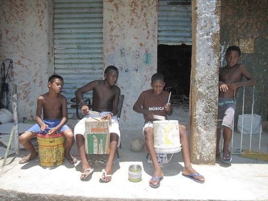 Kinder, welche mit Musik ein paar Reals durch die Touristen verdienen.