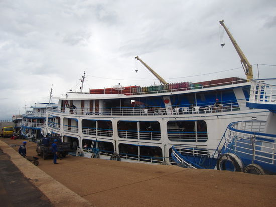 Nach 60 Stunden Bootsfahrt ist unser Dampfer endlich im Hafen von Santarém angekommen. Beim verlassen des Schiffes freute ich mich riesig auf eine "saubere" Toilette und eine Dusche mit nicht-braunem Wasser 