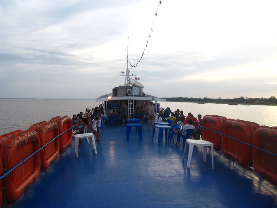 Auf dem obersten Deck wo uns am Abend wegen des Lichtes fliegende, fette, haessliche Kaefer besuchten...