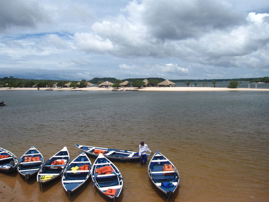Auf dem Foto zwar nicht gut zu erkennen ist der Sandstrand im Wasser. Nicht zu vergessen, dass es sich dabei nicht um das Meer oder einen See handelt, sondern um einen Fluss namens Rio Tapajós.