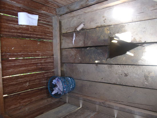 Auweija, das Kloo  Doch es ist angenehmer als die stinkenden Toiletten bei den Raststaetten. Hier hat man beim Kacken wenigstens frische Luft 