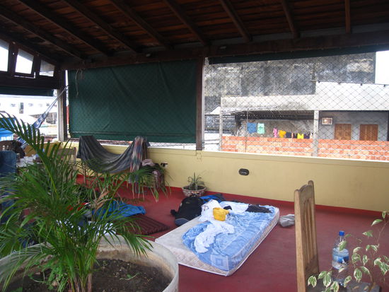 Der Schlafplatz. Am naechsten Morgen wurde ich von Regentropfen geweckt, welche durch das Dach hindurch sickerten 