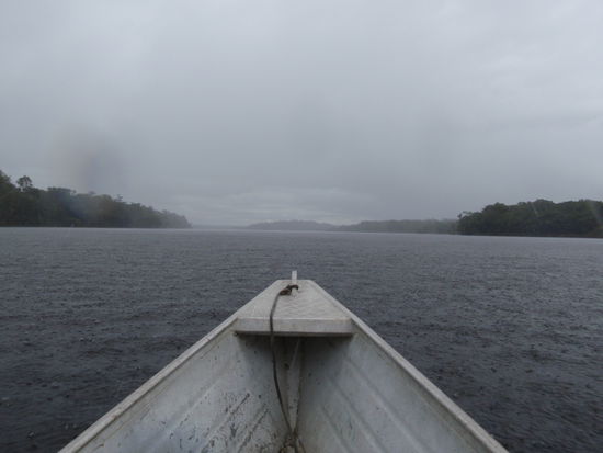 Fahrt im Speedboot zurLodge. Innert Sekunden viel eine unmenge Wasser vom Himmel. Wir konnten unsere Sachen halbwegs trocken unter einer Blache verstauen. Um die Regenkleider vollstaendig zu montieren reichte die Zeit jedoch nicht aus 