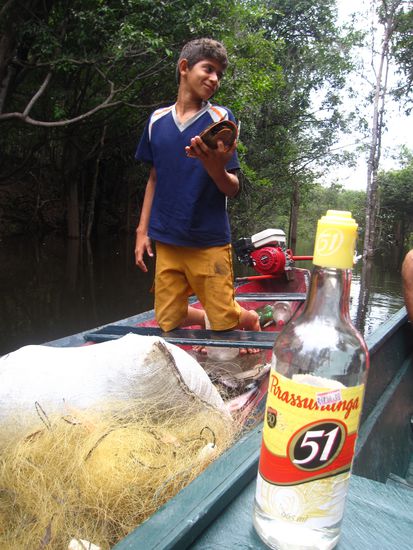 Auf der Fahrt zum Fischen begegneten wir einheimischen Fischern, einem halbwegs betrunkenen Vater und seinem Sohn. Sie fischten mit einem Fischernetz. Darunter befand sich auch eine gefischte Schildkroete, die sich auf ein Aquarium freuen durfte (oder auch nicht  ). Sie schenkten uns zwei grosse, saftige Fische. Eines davon war ein "Dogfisch". Vermutlich ahnten Sie, dass wir heute (ausgenommen unseres Guides), keinen grossen Fang machen wuerden....
