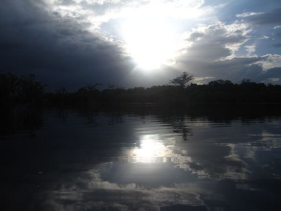 Die wunderschoene Aussicht vom Boot ist ein netter Nebeneffekt beim geduldigen Warten auf Fischbisse...