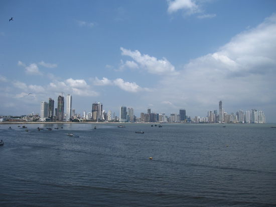 Panama ist ein Staat in Mittelamerika, der an Costa Rica im Westen und Kolumbien im Osten grenzt. Der das Land durchquerende Panamakanal verbindet die Karibische See im Norden und den Pazifischen Ozean im Süden.