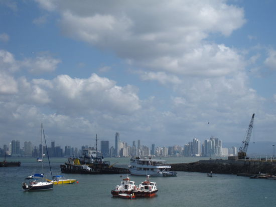 Panama City wirkt in den Teilen, die ich gesehen habe, sehr sauber und modern. Allderdings sei das nicht ueberall der Fall. Das Land moechte zukuenftig mehr Einkuenfte durch den Tourismus erwerben. Vielleicht sind daher nur gewisse Teile der Stadt sehr ordentlich? Ich fuehle mich hier auf jeden Fall wohl.