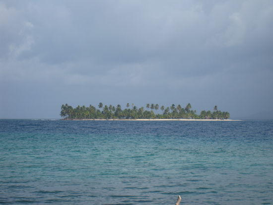Die Nachbarsinsel (Name folgt noch). Bin dann spontan auf einen Besuch rueber geschwommen. Doch leider wollte der liebe Nachbar 2 Dollar, damit ich auf seinem Grundstueck Fuss fassen durfte... Wie er sicher selbst erkennen konnte, hatte ich keinen Cent dabei und es blieb mir nichts anderes ueberig, als wieder 45 Minuten "nach Hause" zu schwimmen...Soviel zu "Nachbars-Liebe" haha.