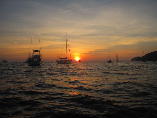 Wow, der Sonnenuntergang am Abend auf dem Segelboot. Obwohl der Rum auf dem Boot geflossen ist, sind die Bilder erstaundlich klar geworden 