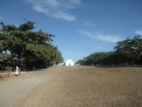 Diese kleine Jesuitenkirche ist Symbol fuer den Charme Trancosos. Dahinter befindet sich ein unglaubliches Panorama auf des tuerkisch-blaue Meer...