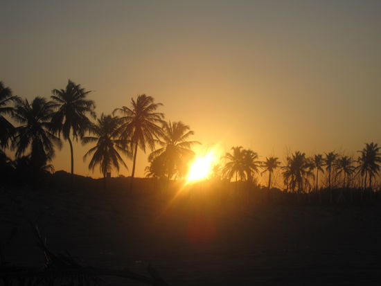 Sonnenuntergang am Strand von der kleinen Fischergemeinde Cumbuco.