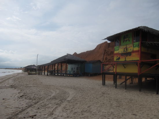 Hauptattraktion der frueheren Hippie-Kolonie Canoa Quebrada ist der 13 km lange, feinsandige Strand...
