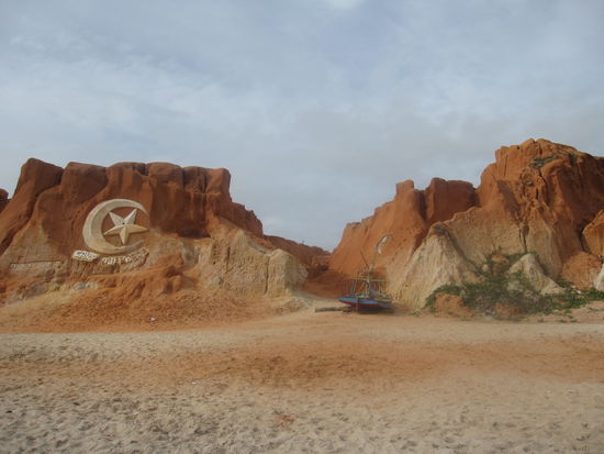 ...und die knallroten Klippen.