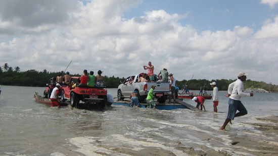 ...um den Fluess zu durchqueren, wurden die Fahrzeuge auf Holzflossen ans andere Ufer gerudert. Diese "Rudermaenner" brauchten maechtig Kraft, um die Flosse voran zu treiben.