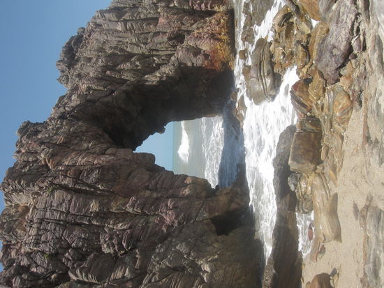 Pedra Furada. Ein bekannter Felsen, welcher durch einen gemuetlichen Strandspatziergang von Jericoacoara aus zu erreichen ist.