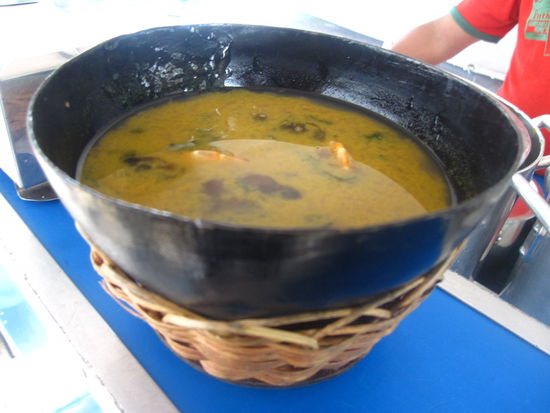 Einen Vorteil hatte es, dass ich die Suppe nicht gegessen habe, weil so wenigstens ein Foto existiert  Es war mir dem "Suppenmann" gegenueber sehr unangenehm, dass ich so "heikel" war und nicht brav ausass  Daher bestellte ich nochmals ein Menu und durfte dieses Mal vorab probieren. Der gutherzige Mann schoepfte mir nach Wunsch von jedem Topf ein bisschen auf den mit Reis gefuellten Teller. Von VATAPA, CARURU ueber MANCOBA....alles schmeckte hervorragend 