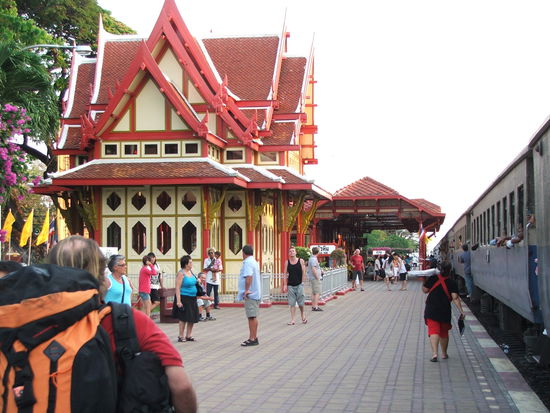 Bahnhof HUA HIN im hintergrund