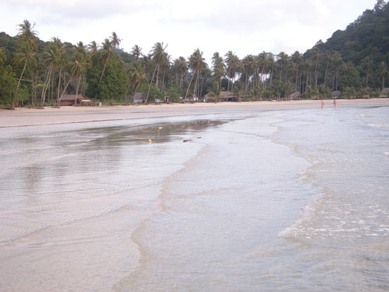 Strand und Bungalowanlage am Long Beach Tree House Lodge