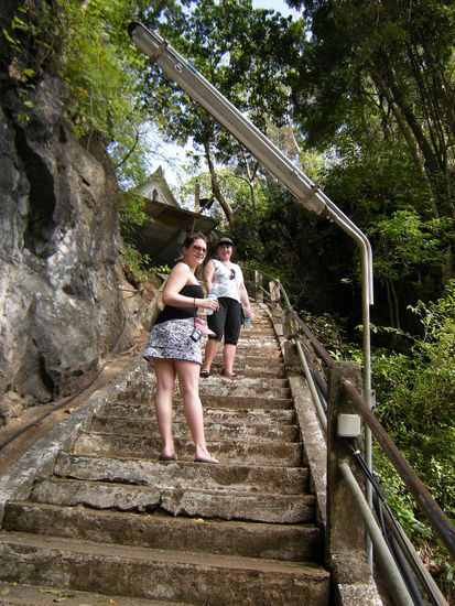 Wat Tham Sua (Tiger Cave). Der Weg zum Tal (Regenwald) in dem die Mönche in kleinen Hütten und Grotten unter Felsüberhängen wohnen.