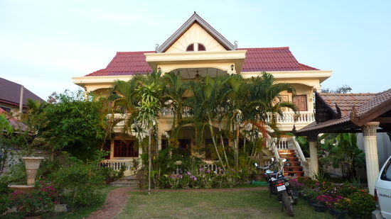 Mali´s Haus, der Garten ihres Mannes und die Mopeds der Weltenbummlerinnen.