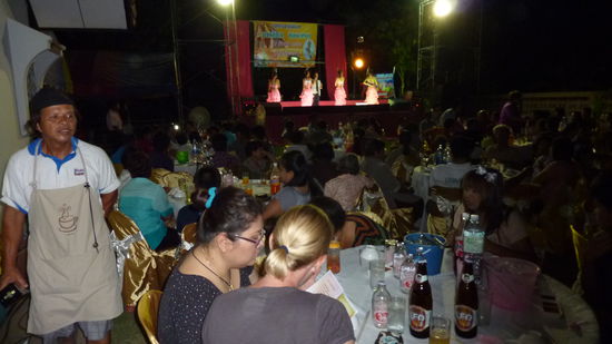 Das Essen hat eine Art Catering-Firma gebracht und serviert, sehr fix und sehr nett und lustig!