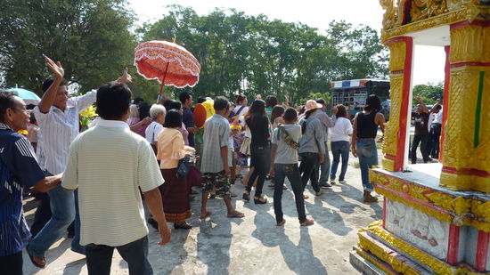 Unter dem Schirm geht der Novize