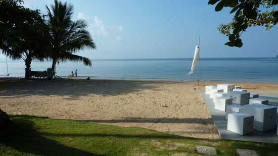 So sieht der Strand tagsüber aus, am rechten Rand die Strandbar...