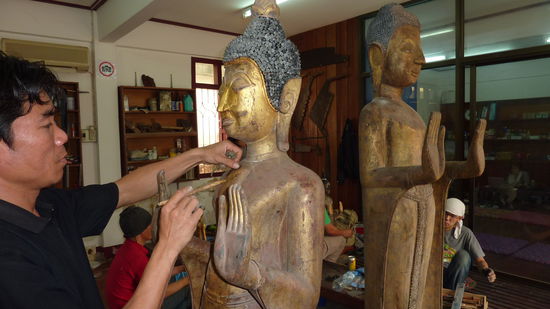 Vor dem Vergolden kommt mit Wasser vermischte Asche auf die Statue