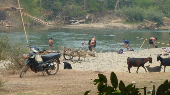 Der Blick von der Terrasse der Vang Vieng Eco Lodge (9km nördlich) am Abend.