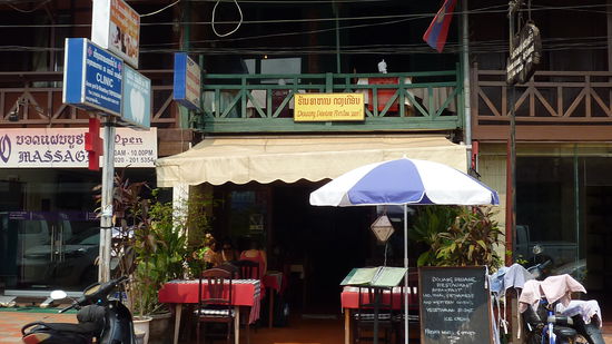 Unser Lieblingsrestaurant in Vientiane, wenn nicht viel los ist, spielt der Chef (ein Franzose) selbst Klavier.