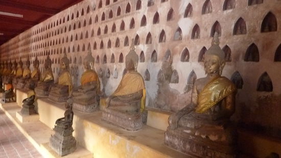 In den Nieschen im Wandelgang von Vat Sisaket stehen angeblich an die 10.000 Buddha-Statuen.