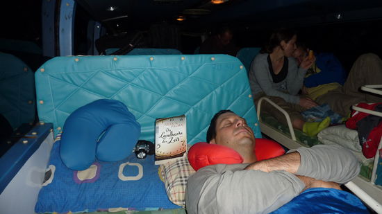 Unter unserem Bett ist nochmal eins, wir schlafen sozusagen oben im Stockbett. Sensationell, so ein Sleeper-Bus, hatten wir noch nie auf unseren Reisen. Der Mittelgang ist so eng, dass wir nur seitlich durchgepasst haben, aber die sind ja echt zum Schlafen gedacht.