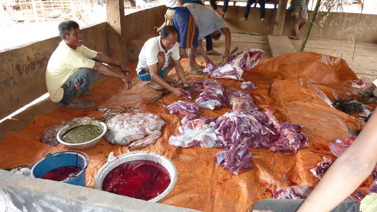 Und weil sie so nett sind, haben sie uns auch gleich ein Stückchen zum probieren angeboten, so, wie sie´s da abgeschnitten haben!