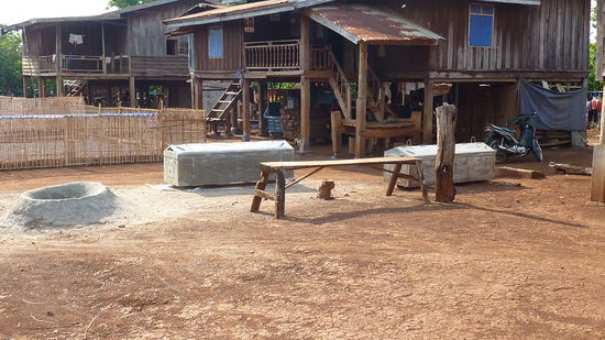 Die Särge sind aus Holz, werden dann aber noch irgendwie behandelt und sehen dann steinern aus.