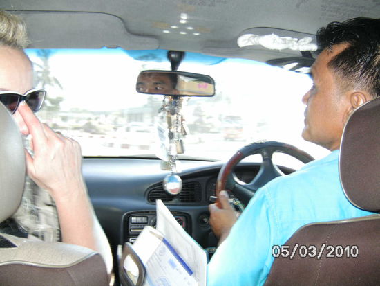 Für mich ganz was neues, der Beifahrer sitzt auf der linken Seite.