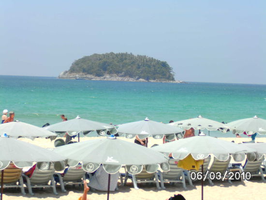 Kata Beach...ein Schirm neben dem anderen ... *kotz-würg*
Aber...es ist noch ein sauberer Strand und das Wasser ist auch sauber und herrlich warm.