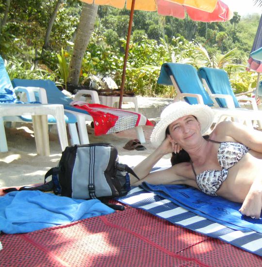 ein Platz zwischen den Liegestühlen 
Denn Sonnenhut habe ich mir gekauft, da es sich mit Sonnenstich nicht wirklich gut Roller fahren lässt.