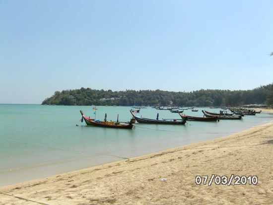 umgebaute Fischerboote, mit denen werden die Touristen zu den kleineren Inseln gefahren, zum Schnorcheln oder zu größeren Booten mit denen dann die Ausflüge gemacht werden.