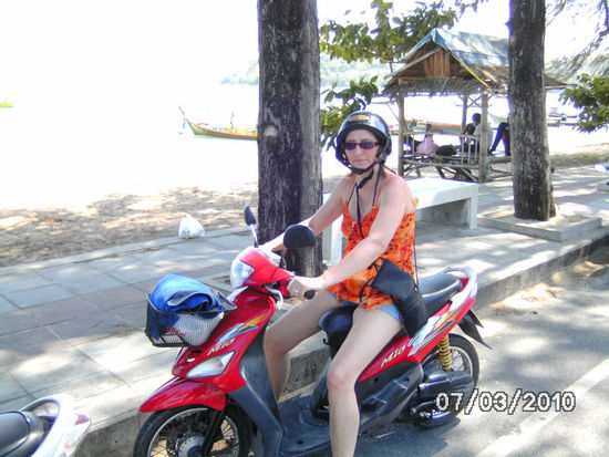 übrigens....so sehe ich auf dem Roller aus, wenn wir uns die Insel Phuket ansehen 
die Fahren bis zu 100 km/h schnell und ich habe damit schon mehr Autos überholt damit ich net vom Roller falle, weil einige Autos hier von Menschen ohne Führerschein gelenkt werden oder die Autos einfach nix unter der Haube haben...
Aber der Linksverkehr ist wirklich anstrengend für mich, hoffentlich fahr ich dann zuhause net auch auf der falschen Spur *grins*