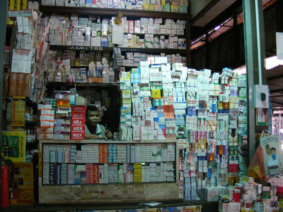 Apotheke in Yangon. Vielleicht steht die ja zum Verkauf....Ich kenne da jemanden der sucht eine....