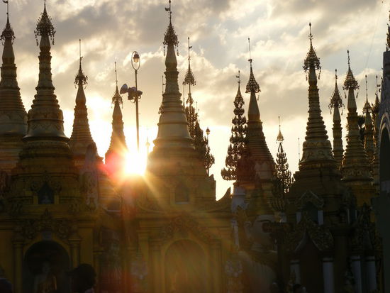 der Sonnenuntergang an der Shwedagon