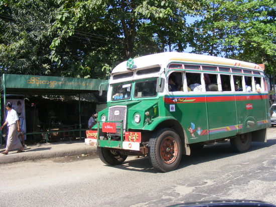 ein ganz normaler Linienbus in Yangon